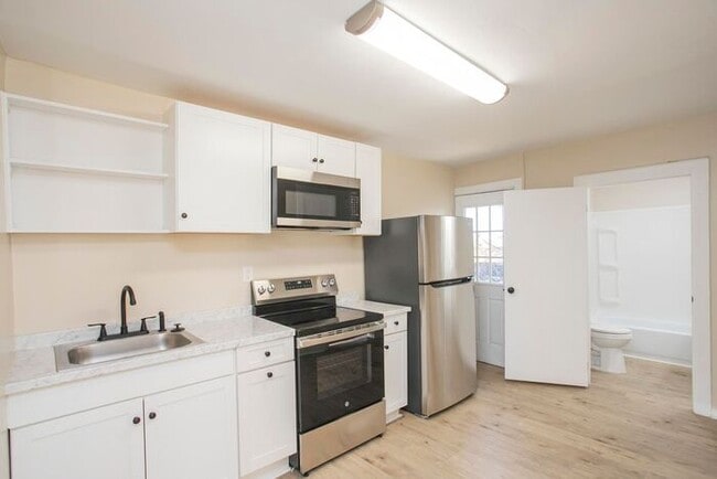 Building Photo - $400 Off First Month! LOCATION! Charming 1/1 Bed Bath Downtown!