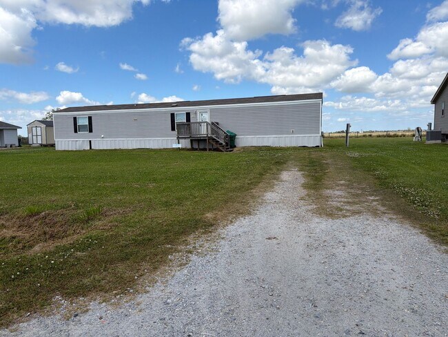 Building Photo - Spacious Mobile Home-large yard