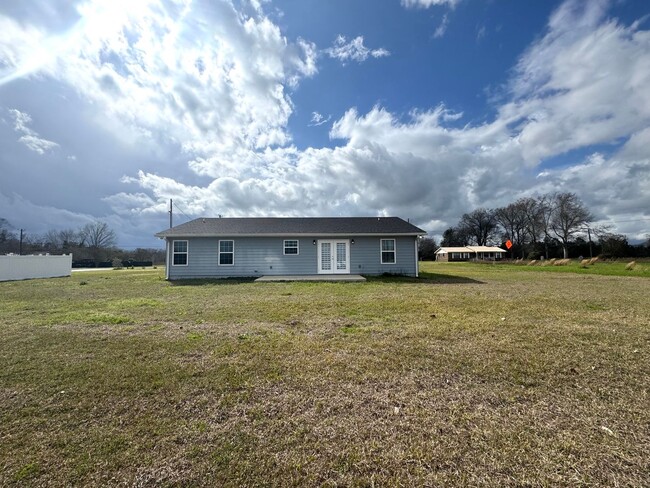 Building Photo - Beautiful 3 Bedroom 2 Bathroom New Constru...