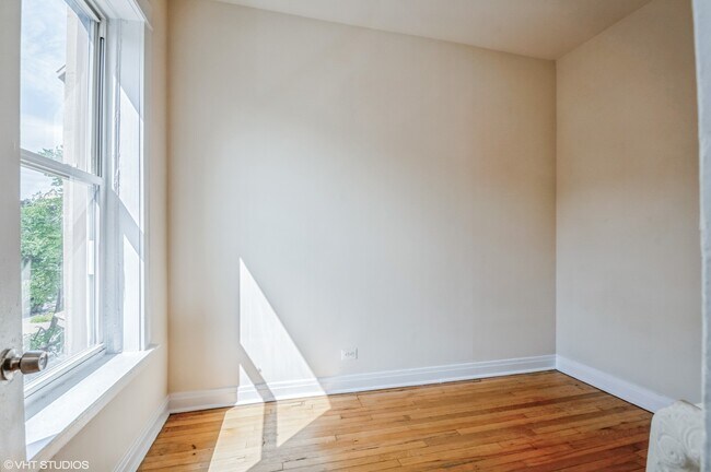 Building Photo - 4607 N Ashland Ave
