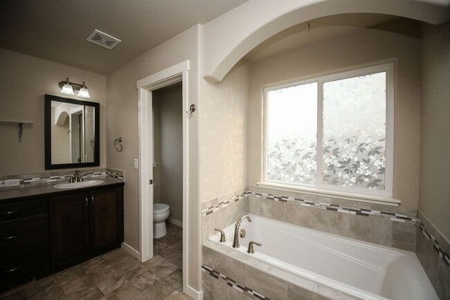 Building Photo - 4 Bedroom Home in Wellington