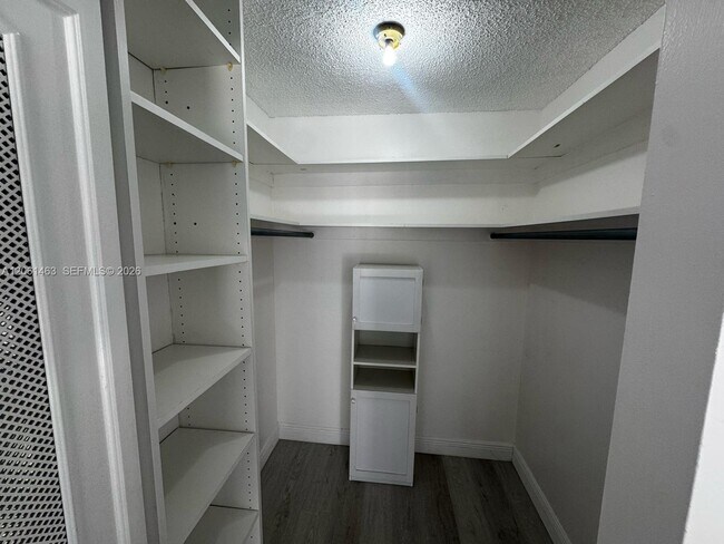 Building Photo - 17011 N Bay Rd