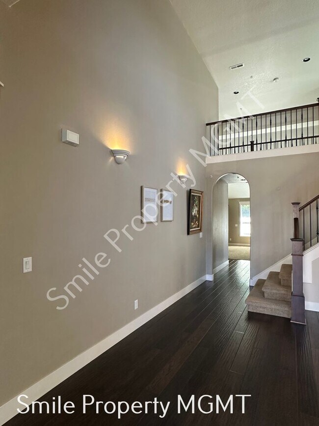 Building Photo - single house