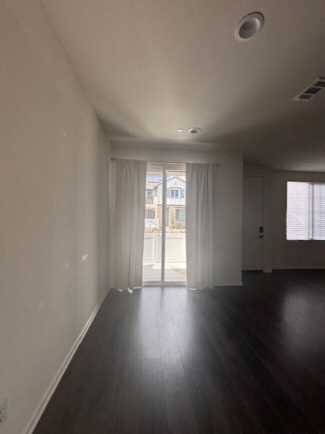 Building Photo - Welcome home to this beautiful Murrieta Town Home!