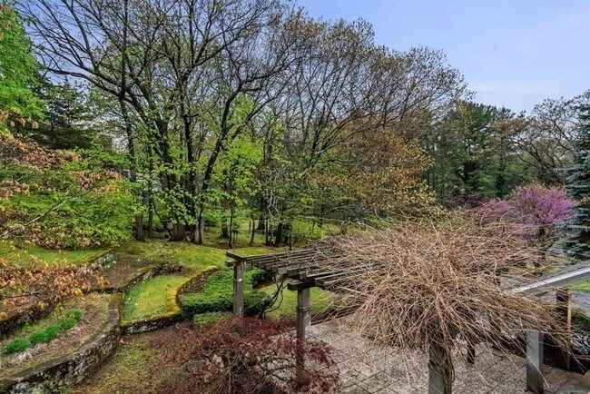 Building Photo - 12 Summit Rd