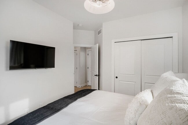 Building Photo - Bright & Inviting Home | Access to All