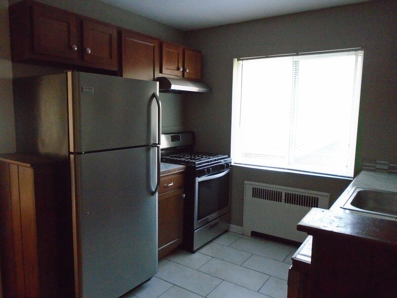 Building Photo - 5831 Woodmont Ave