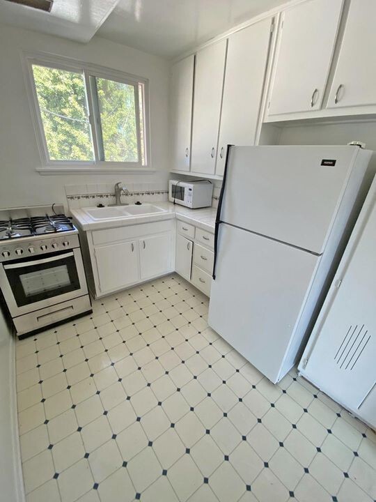 Building Photo - 3373 Rowena Ave
