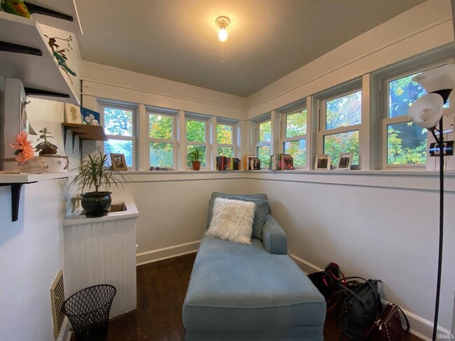 Building Photo - 315 E University St