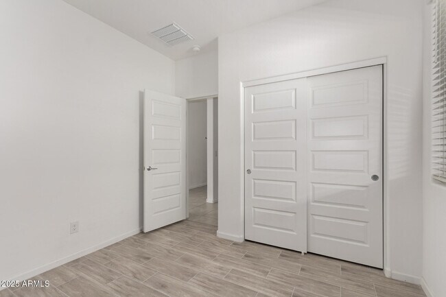 Building Photo - 3233 Juniper Cyn Dr