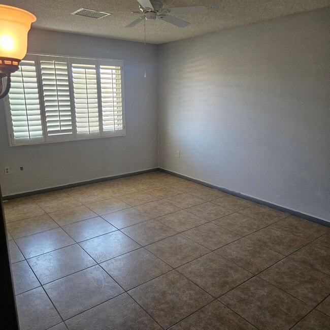 Building Photo - Spacious Home Near Shopping Center