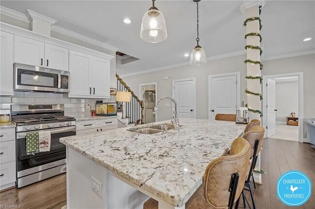 Building Photo - 306 Lamplighter Cir