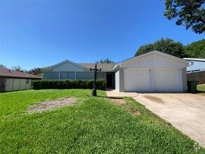 Building Photo - 5504 Pineridge Dr