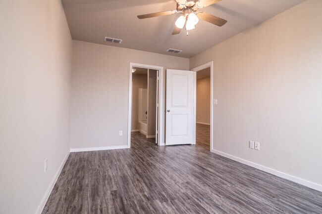 Building Photo - 2118 Langford Ave