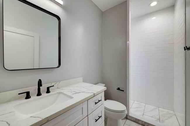 Building Photo - 1032 E 6 1/2 St