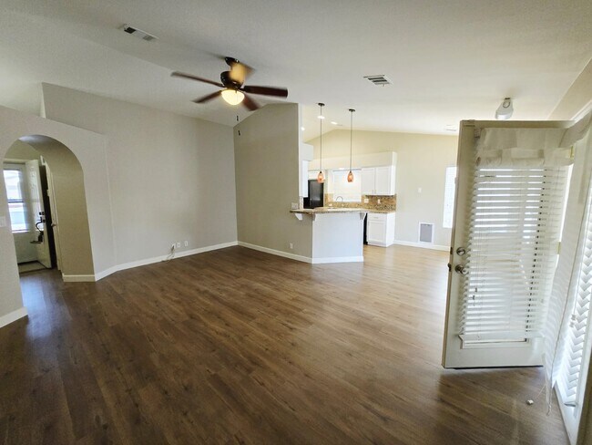 Building Photo - 925 Chaps Cir