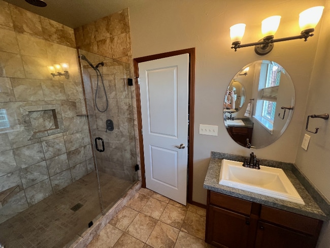 Building Photo - Modern 3 Bed | 2.5 Bath Condo in Prime Loc...
