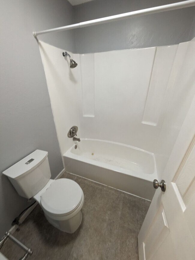 Building Photo - 307 NE Timbercreek Dr