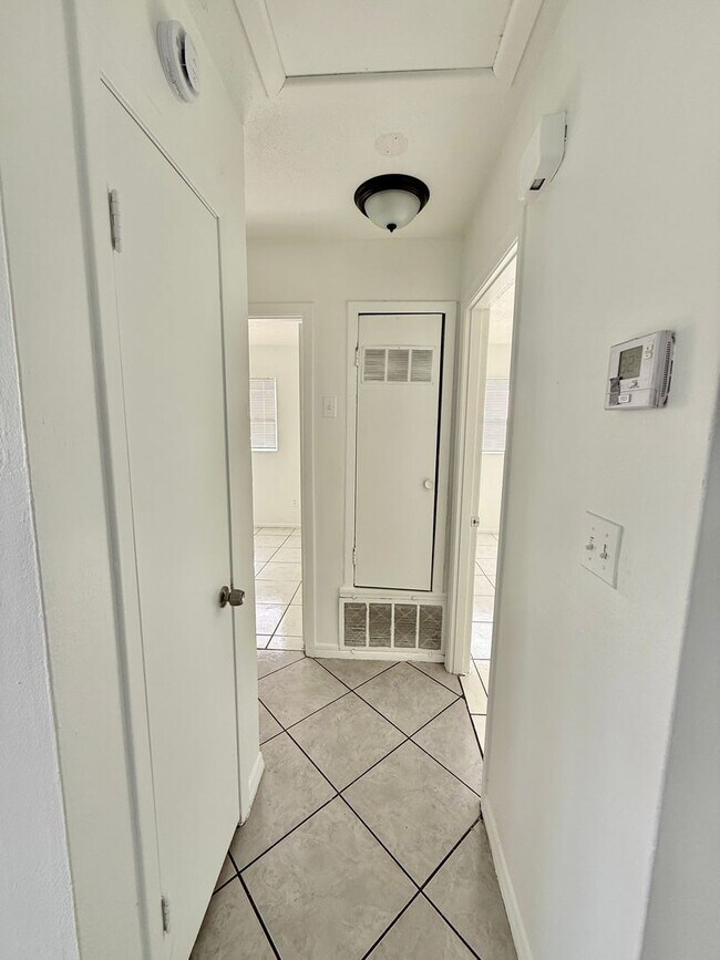Building Photo - SKY LAKE 3 Bed / 2 Bath