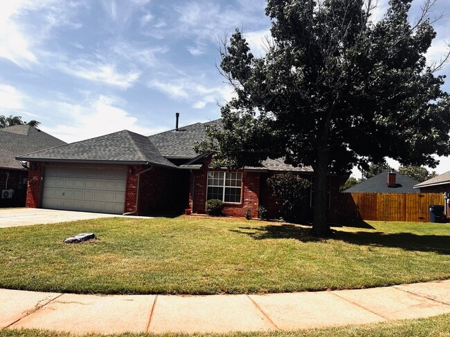 Building Photo - 715 E Forest Ct Ln