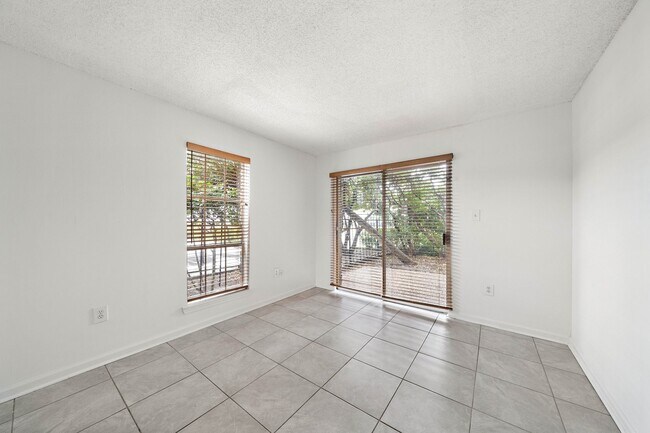 Building Photo - 711 Holiday Dr