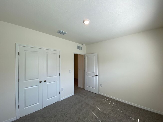 Building Photo - Desirable SE Ocala Subdivision - Lake Diamond-North - 4/3/2 *Available Soon* Won't Last!