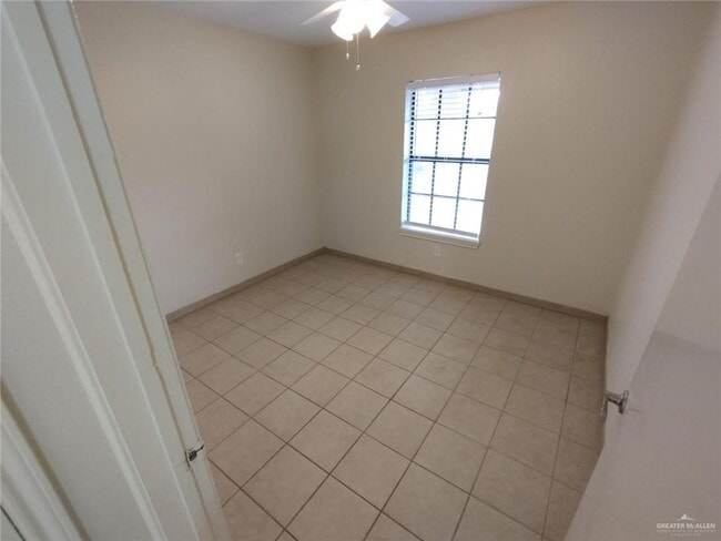 Building Photo - 14 Tulip Ave