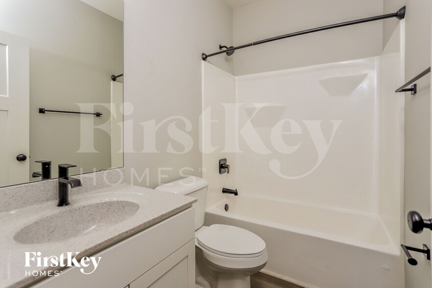 Building Photo - 413 Bittersweet Dr