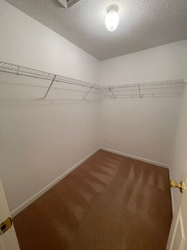 Building Photo - Foxchase Subdivision:  MOVE IN READY!!!!  ...