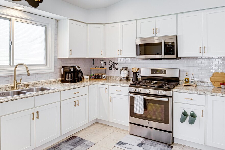 Building Photo - 6127 Longwood Ave