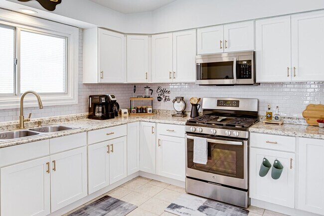 Building Photo - 6127 Longwood Ave