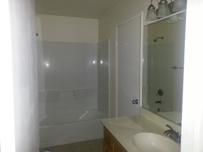 Building Photo - 3 bedroom Townhouse in a gated community