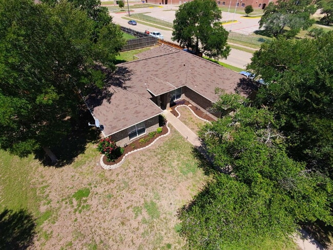 Building Photo - "Spacious 3-Bedroom Retreat with 2 Full Ba...