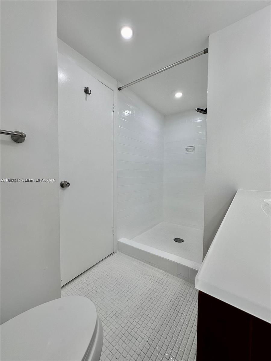 Building Photo - 2500 Parkview Dr