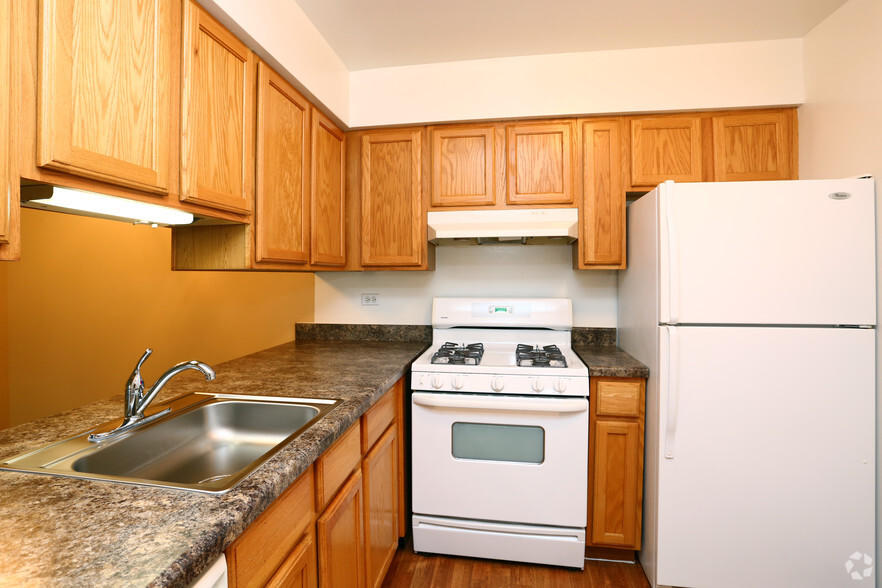 1BR, 1BA - 714SF - Kitchen - Emerald Pointe Apartments