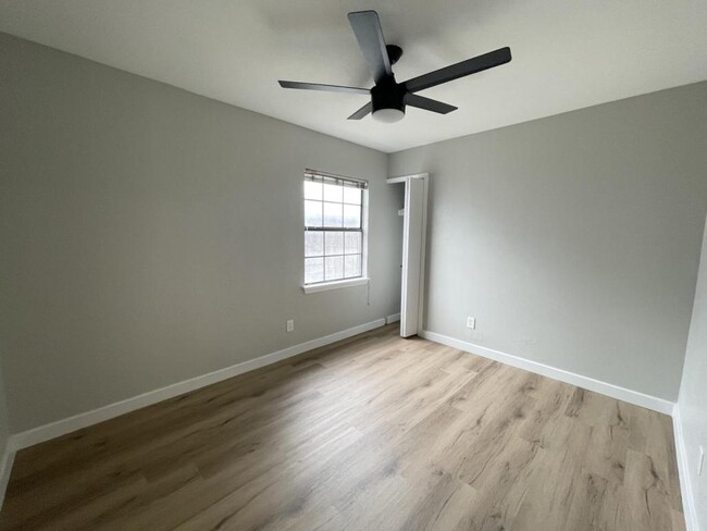 Building Photo - 403 Justice Dr