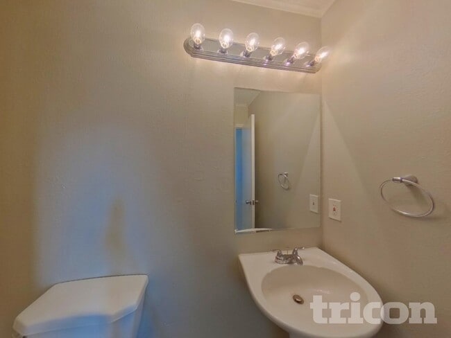 Building Photo - Thoughtfully Designed 3-Bedroom Home for Modern Living