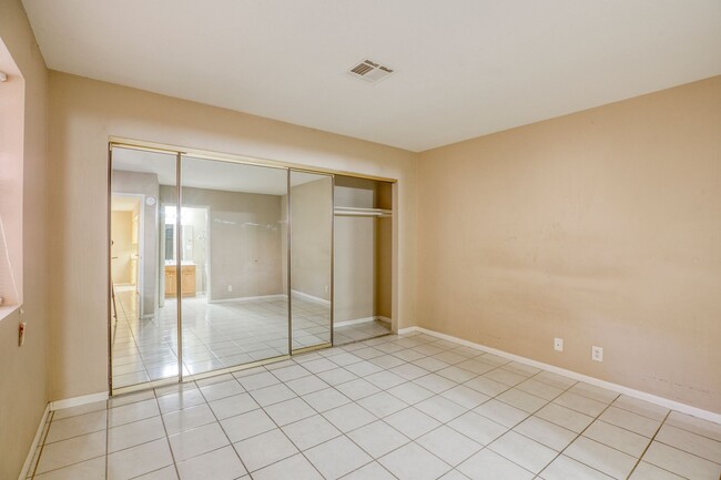 Building Photo - 1 Bed / 1 Bath Comfortable Townhome in Las...