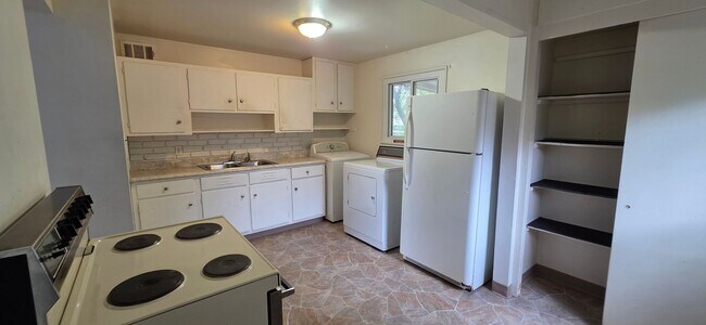 Building Photo - 250 Cribbon Ave