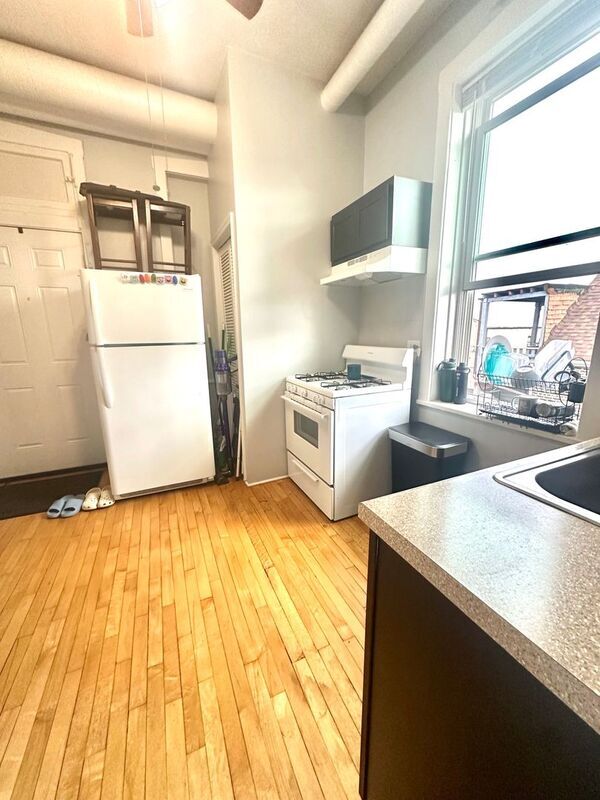 Building Photo - 2303 S Oakley Ave