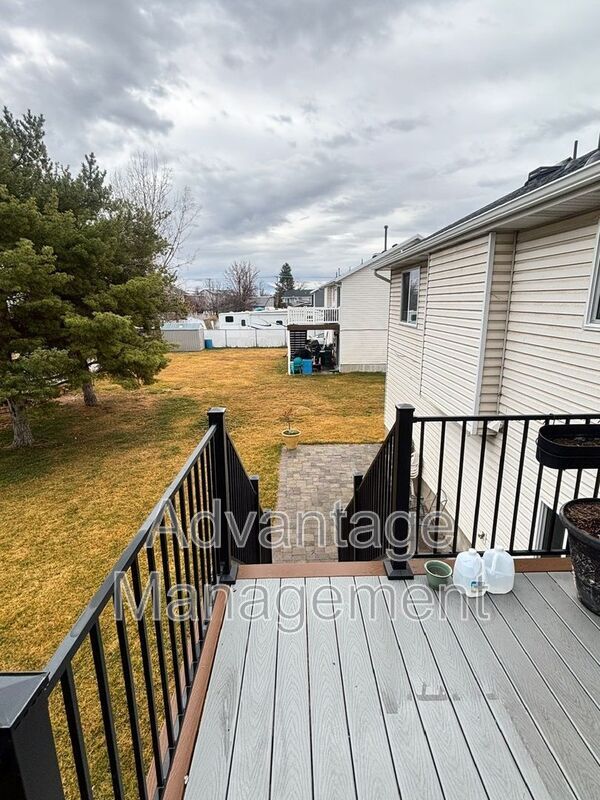 Building Photo - 741 1420 W