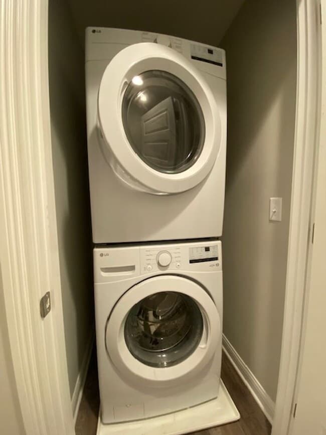 Building Photo - 2 Bed 2.5 Bath Townhome Available in Sprin...
