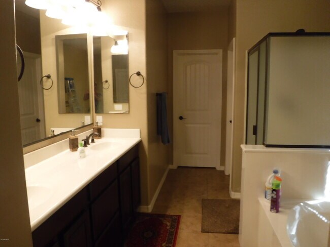 Building Photo - 3391 E Yellowstone Pl