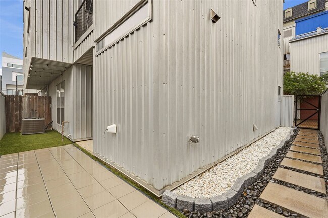 Building Photo - 6121 Gehring St