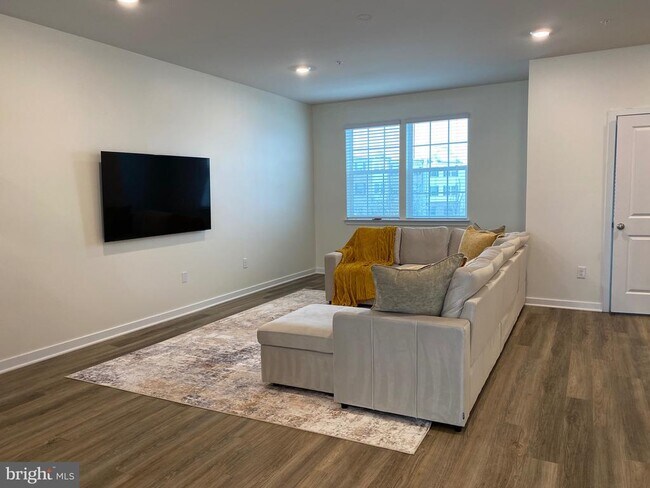 Building Photo - 7530 Daybreak Dr