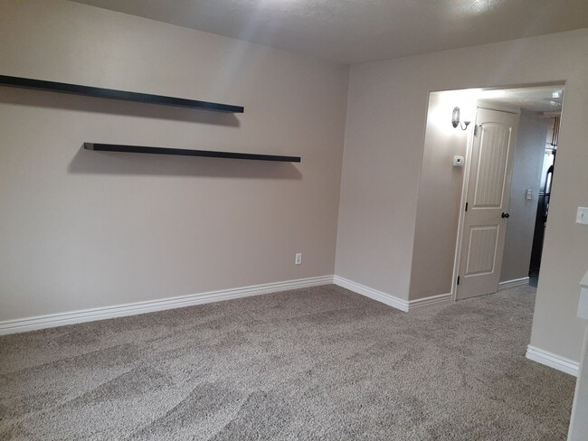 Building Photo - 2 bed 1.5 bath Lincoln Park Townhome!
