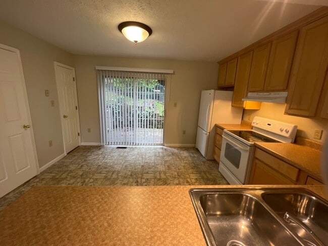 Building Photo - 2 Bedroom townhouse with garage near Med C...