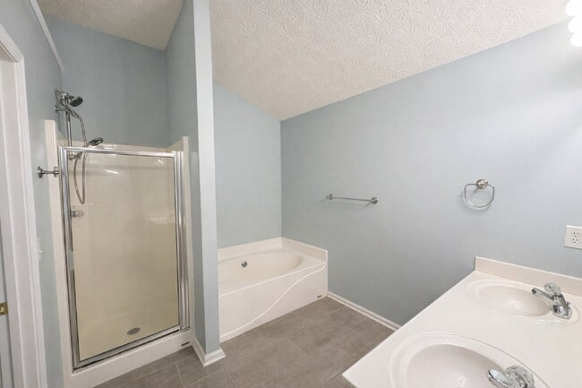 Building Photo - Charming 3bed Cumming Townhome with Walking Trail