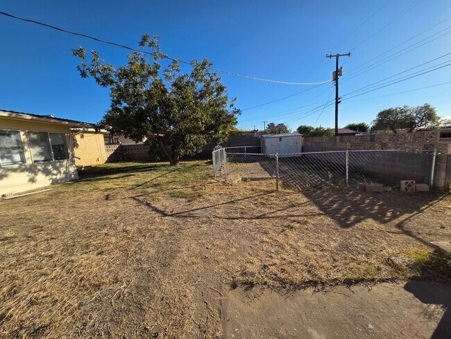 Building Photo - Spacious 3/4 bedroom, 2 bath home beautifu...