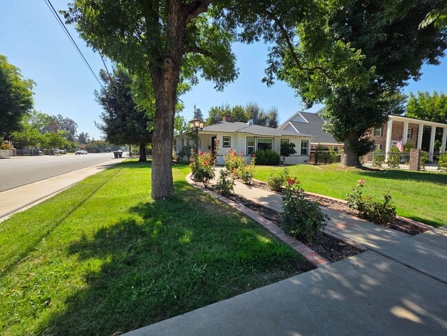 Building Photo - 2 bedroom 2 bathroom with brand new A/C un...